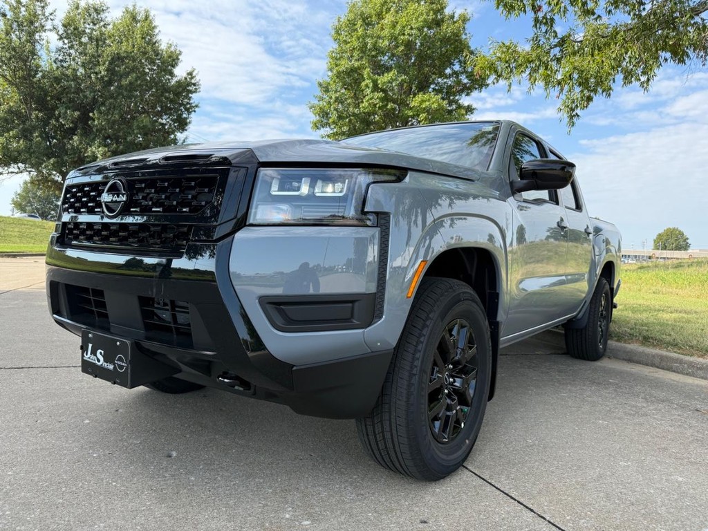 Nissan Frontier Vehicle Full-screen Gallery Image 10