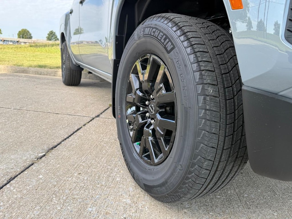 Nissan Frontier Vehicle Full-screen Gallery Image 11