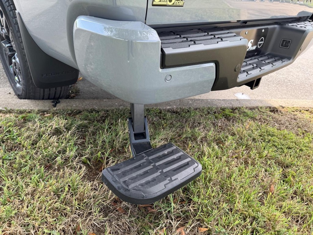 Nissan Frontier Vehicle Full-screen Gallery Image 12