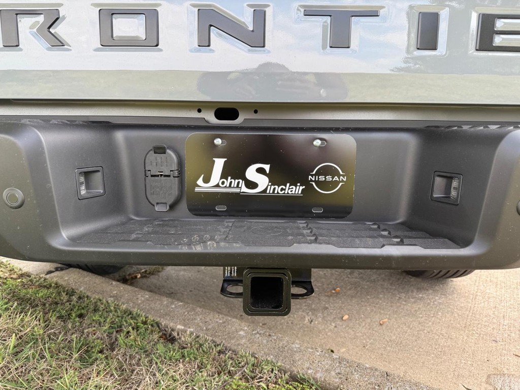 Nissan Frontier Vehicle Full-screen Gallery Image 13