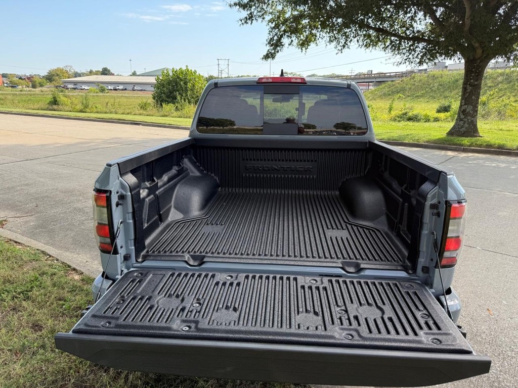 Nissan Frontier Vehicle Full-screen Gallery Image 14