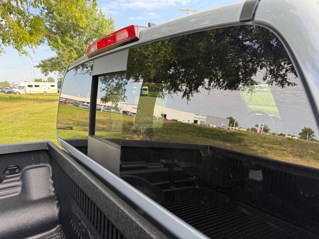 Nissan Frontier Vehicle Full-screen Gallery Image 15