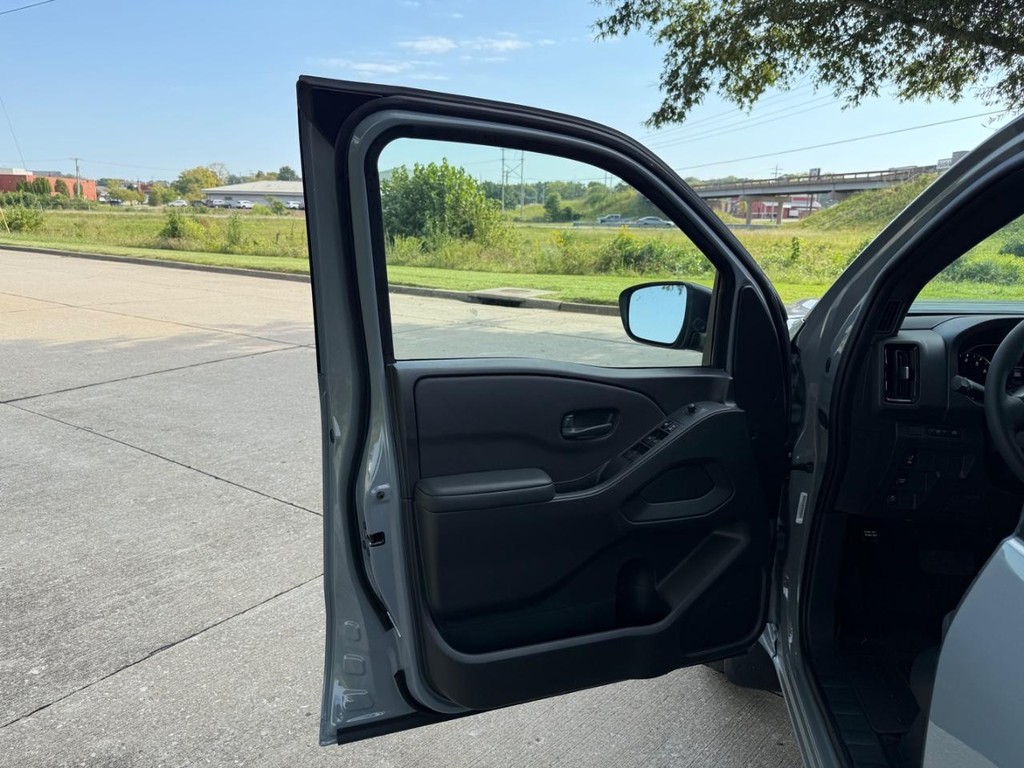 Nissan Frontier Vehicle Full-screen Gallery Image 16