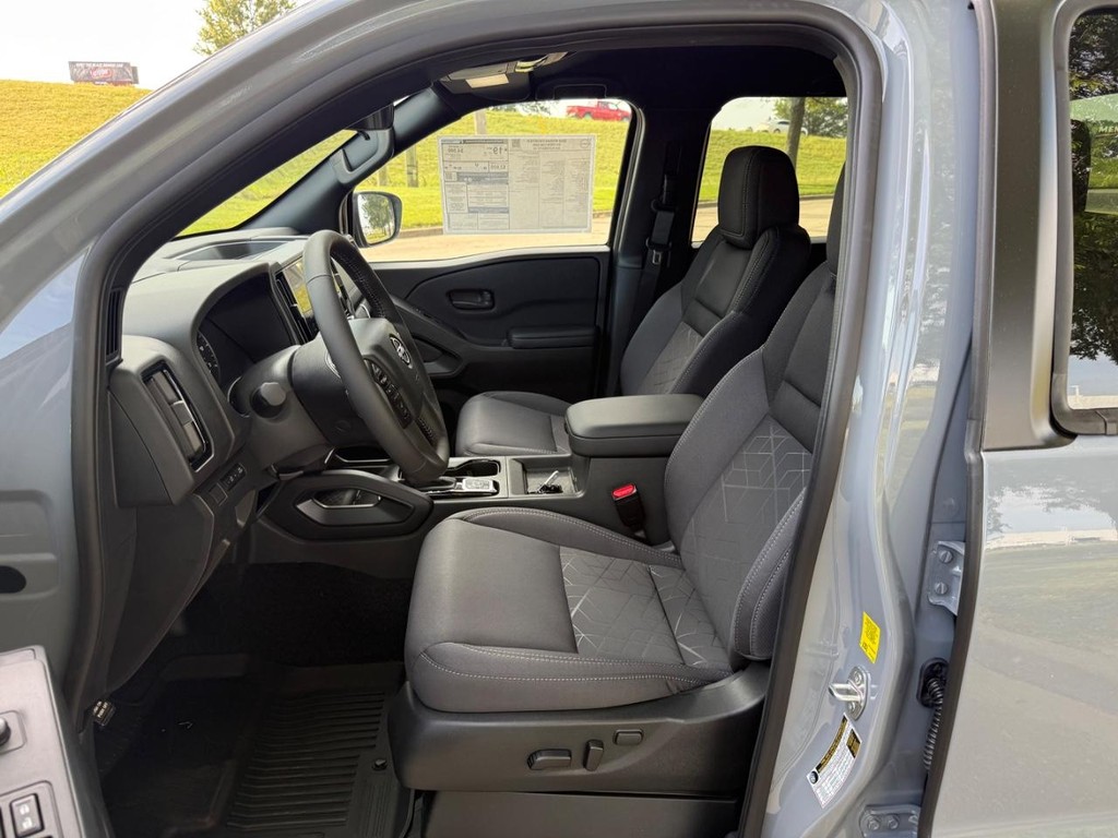 Nissan Frontier Vehicle Full-screen Gallery Image 17