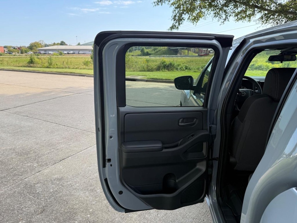 Nissan Frontier Vehicle Full-screen Gallery Image 18