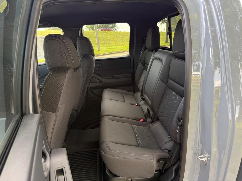 Nissan Frontier Vehicle Full-screen Gallery Image 19