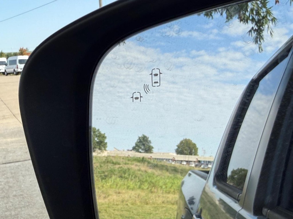 Nissan Frontier Vehicle Full-screen Gallery Image 20