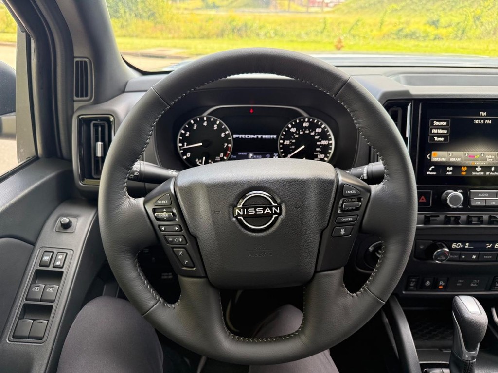 Nissan Frontier Vehicle Full-screen Gallery Image 21