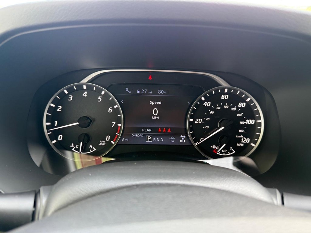 Nissan Frontier Vehicle Full-screen Gallery Image 22