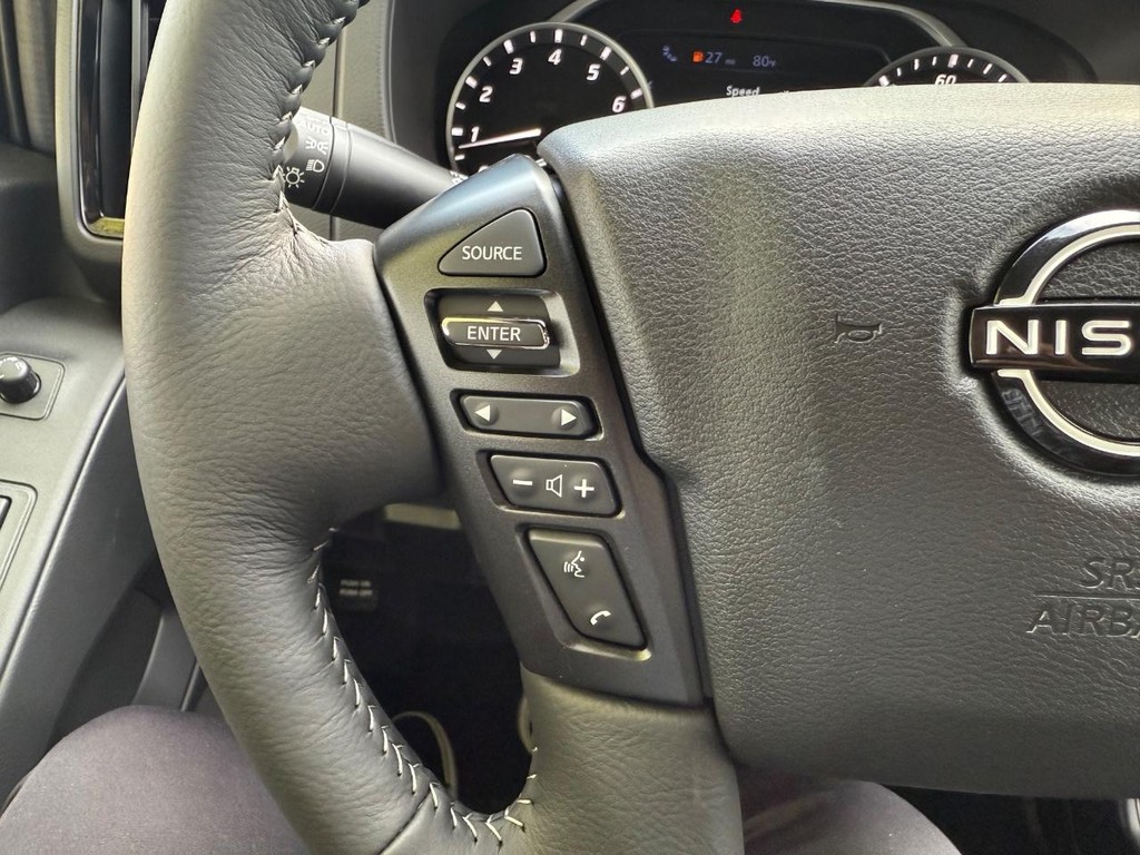 Nissan Frontier Vehicle Full-screen Gallery Image 23