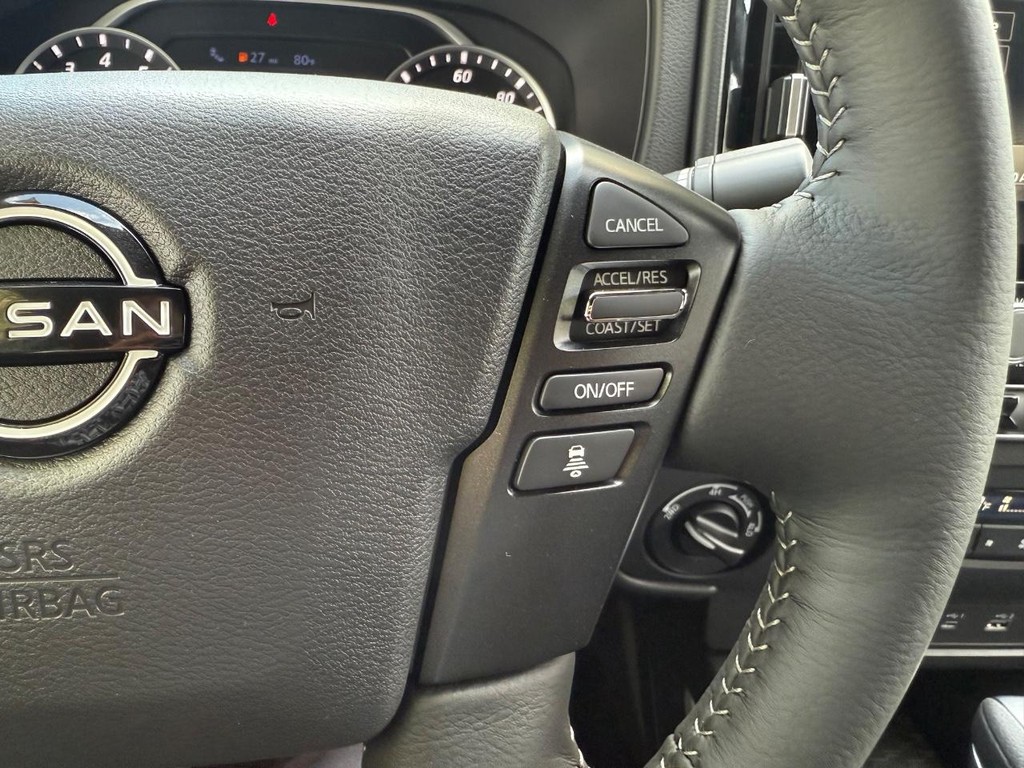 Nissan Frontier Vehicle Full-screen Gallery Image 24