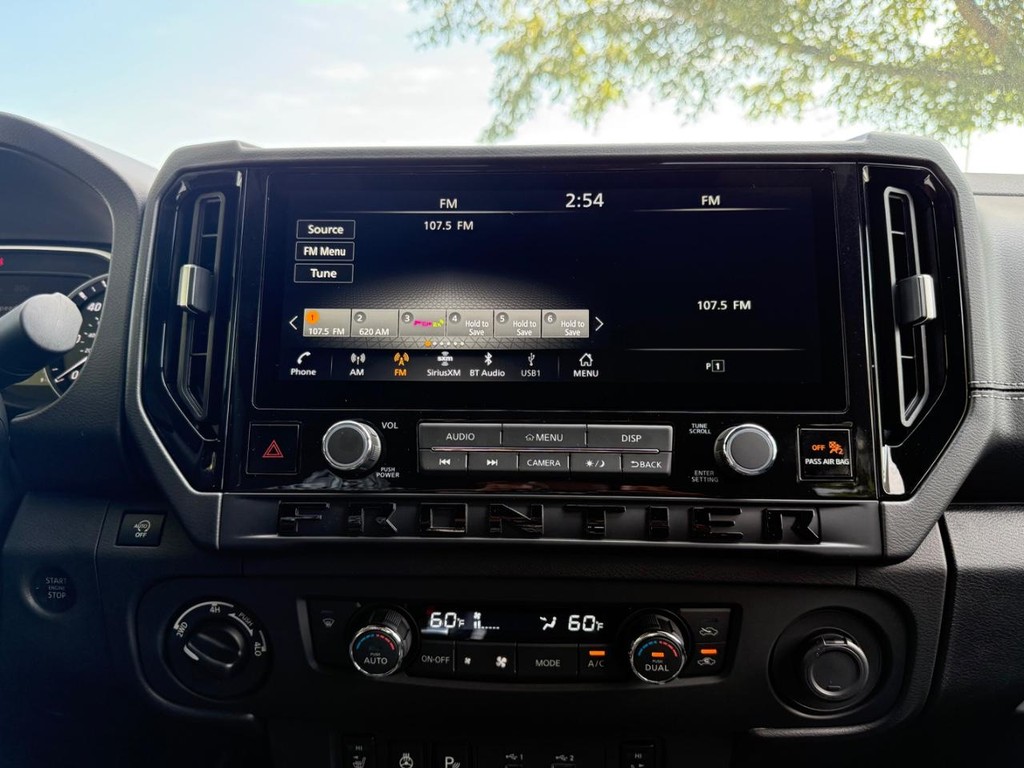 Nissan Frontier Vehicle Full-screen Gallery Image 25