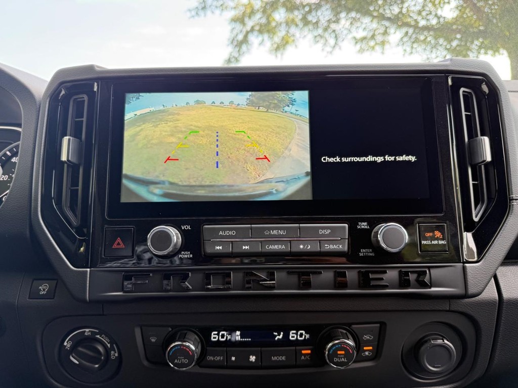 Nissan Frontier Vehicle Full-screen Gallery Image 26