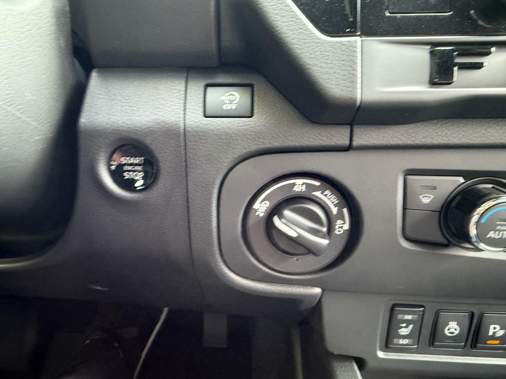 Nissan Frontier Vehicle Full-screen Gallery Image 27