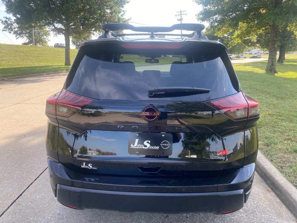 Nissan Rogue Vehicle Full-screen Gallery Image 02