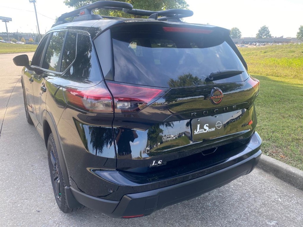 Nissan Rogue Vehicle Full-screen Gallery Image 03