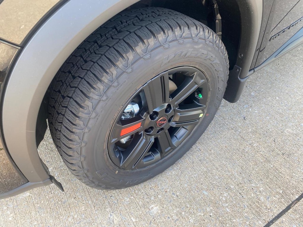 Nissan Rogue Vehicle Full-screen Gallery Image 06