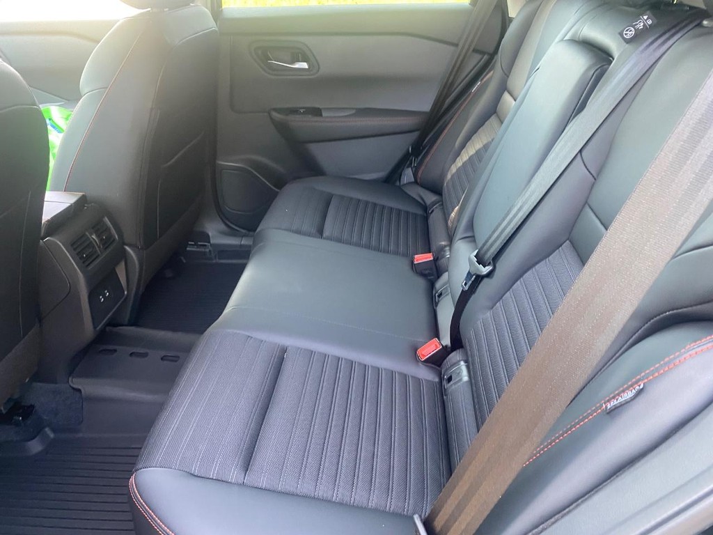 Nissan Rogue Vehicle Full-screen Gallery Image 07