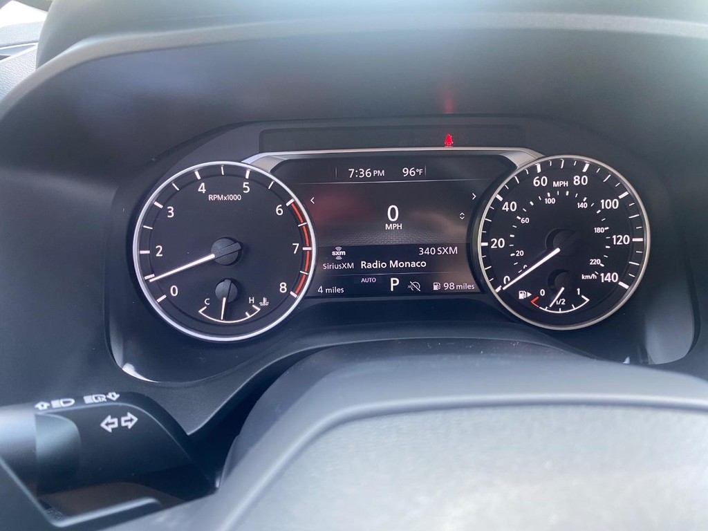 Nissan Rogue Vehicle Full-screen Gallery Image 09