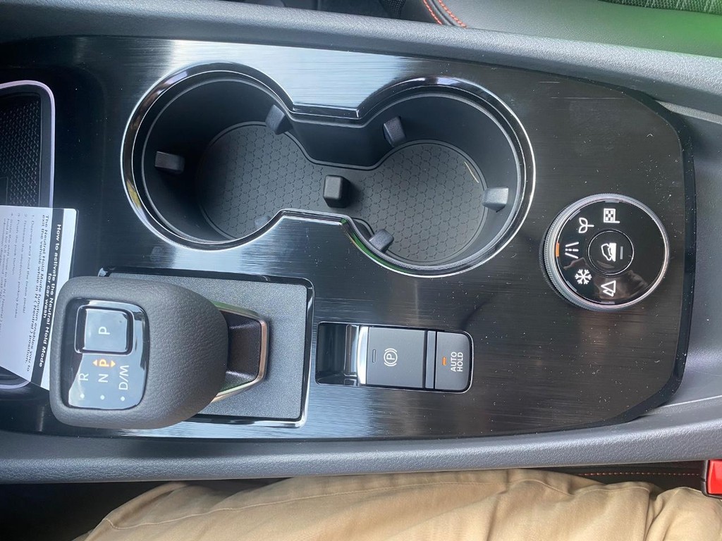 Nissan Rogue Vehicle Full-screen Gallery Image 10