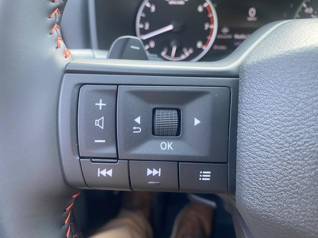 Nissan Rogue Vehicle Full-screen Gallery Image 12