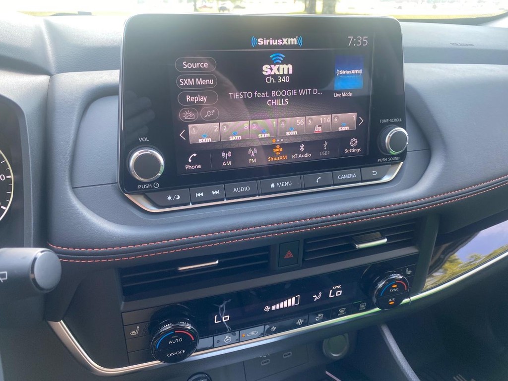 Nissan Rogue Vehicle Full-screen Gallery Image 13