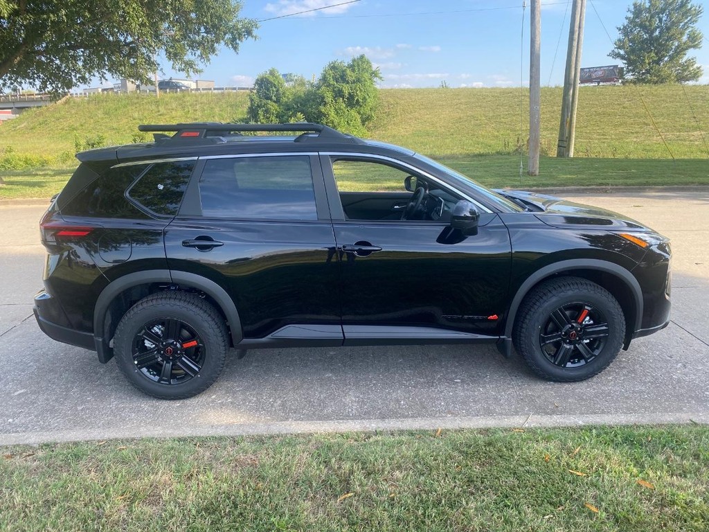 Nissan Rogue Vehicle Full-screen Gallery Image 14