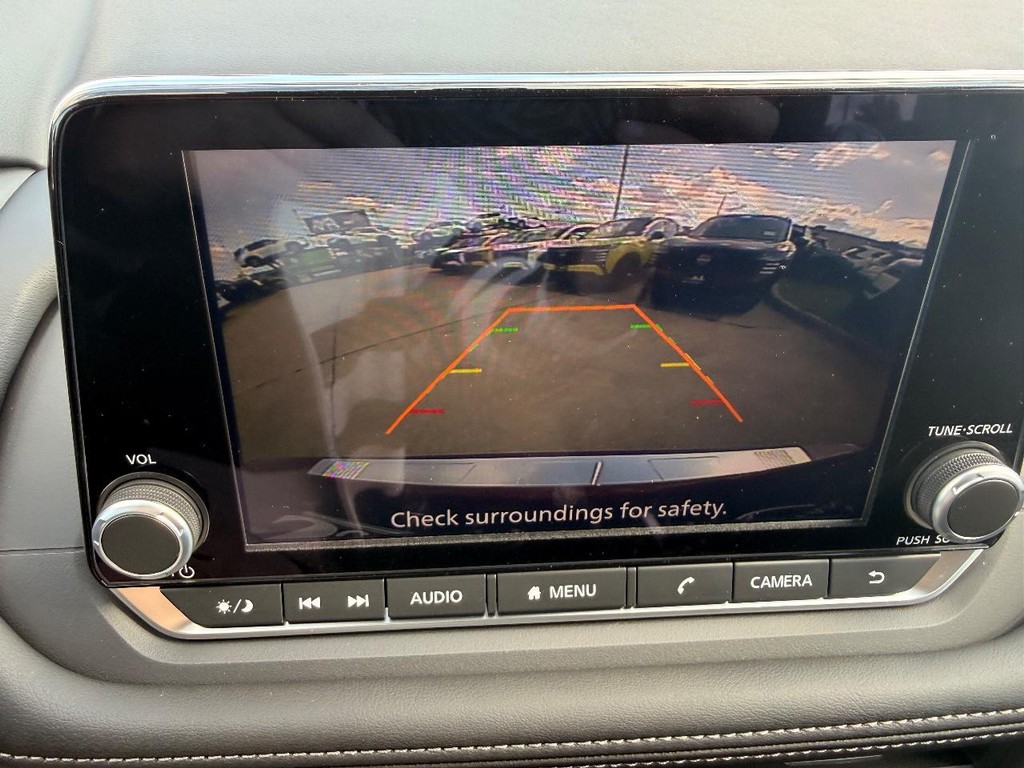 Nissan Rogue Vehicle Full-screen Gallery Image 02