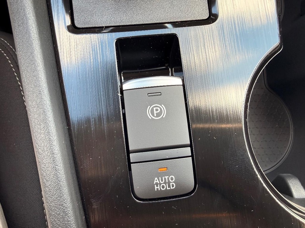 Nissan Rogue Vehicle Full-screen Gallery Image 04