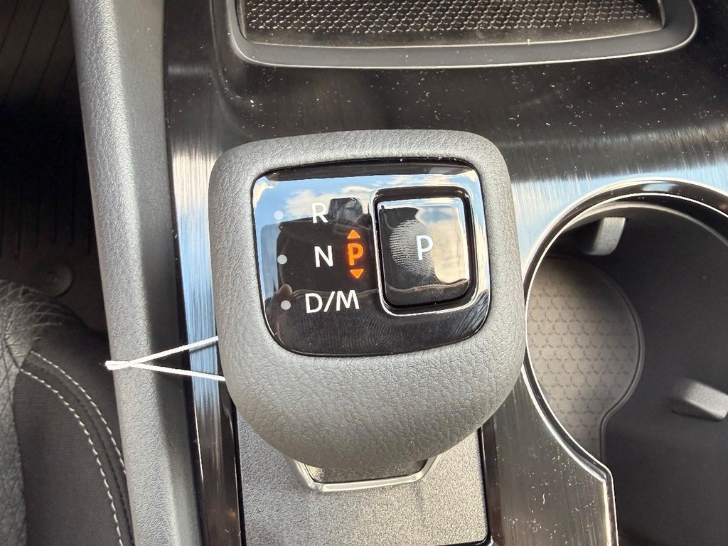 Nissan Rogue Vehicle Full-screen Gallery Image 05