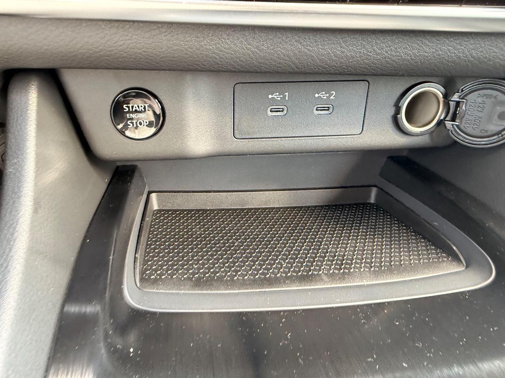 Nissan Rogue Vehicle Full-screen Gallery Image 06