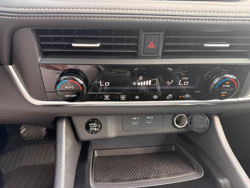 Nissan Rogue Vehicle Full-screen Gallery Image 07