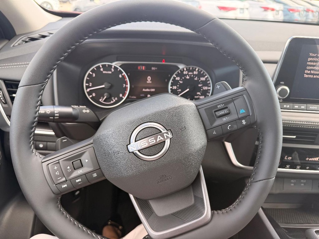 Nissan Rogue Vehicle Full-screen Gallery Image 10