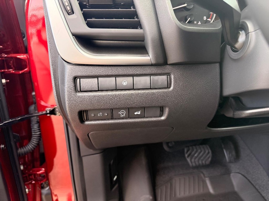 Nissan Rogue Vehicle Full-screen Gallery Image 11