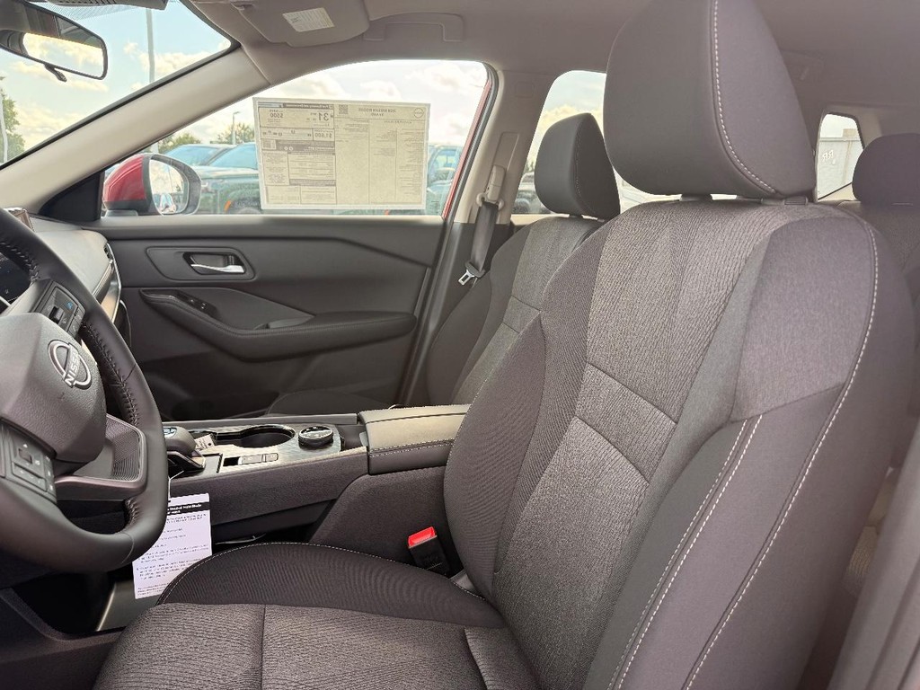 Nissan Rogue Vehicle Full-screen Gallery Image 12