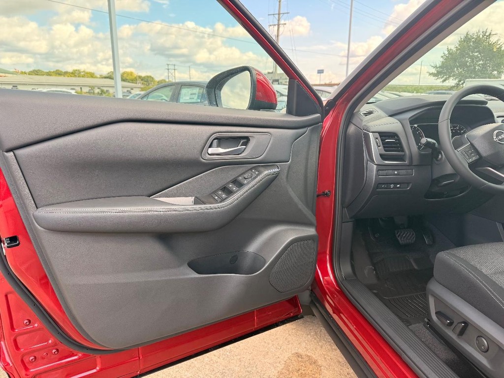 Nissan Rogue Vehicle Full-screen Gallery Image 13