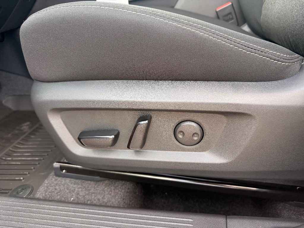 Nissan Rogue Vehicle Full-screen Gallery Image 14