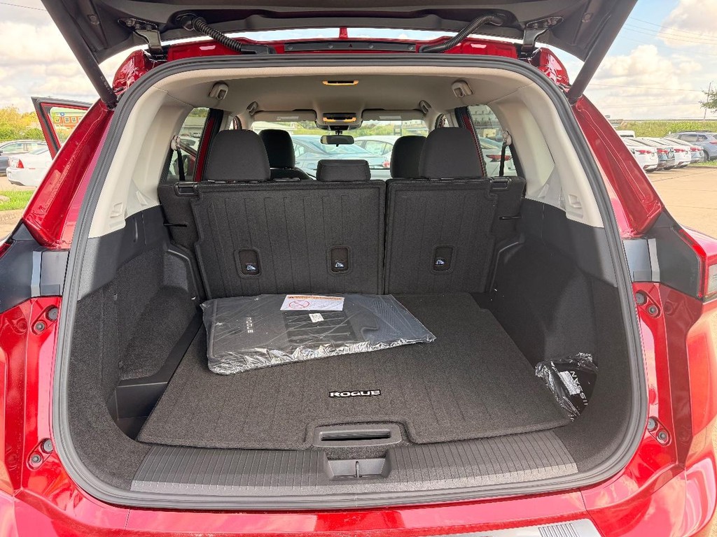 Nissan Rogue Vehicle Full-screen Gallery Image 16