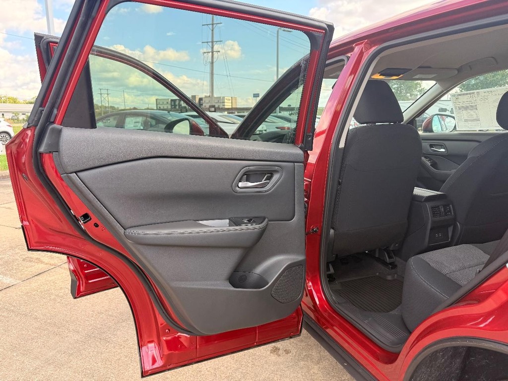 Nissan Rogue Vehicle Full-screen Gallery Image 17