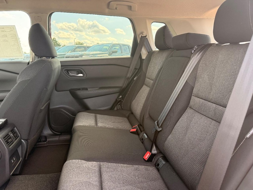 Nissan Rogue Vehicle Full-screen Gallery Image 18