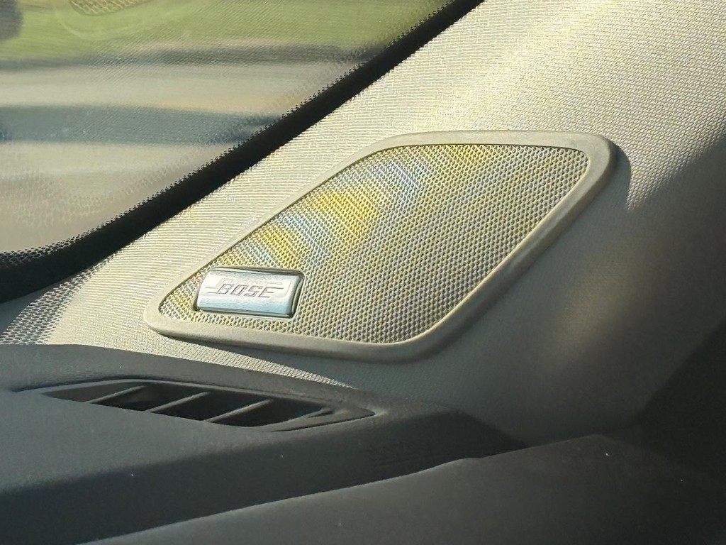 Nissan Pathfinder Vehicle Full-screen Gallery Image 02