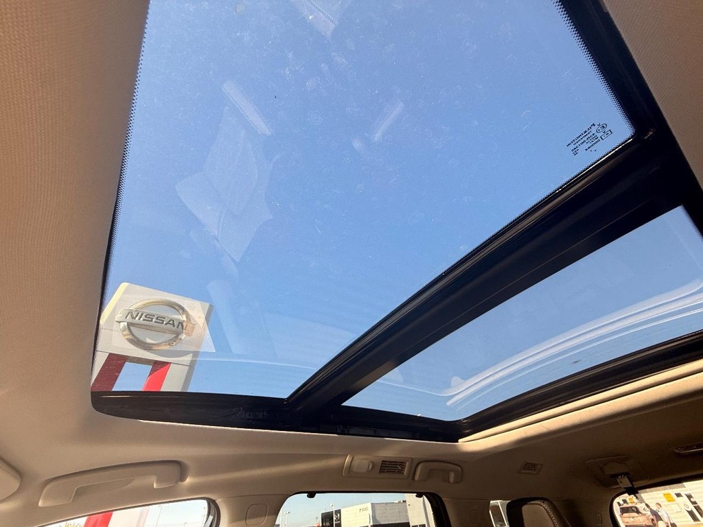 Nissan Pathfinder Vehicle Full-screen Gallery Image 03