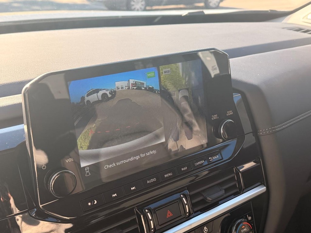 Nissan Pathfinder Vehicle Full-screen Gallery Image 04