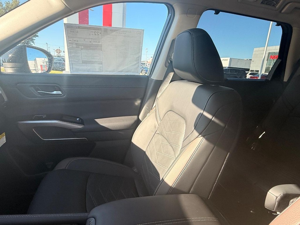 Nissan Pathfinder Vehicle Full-screen Gallery Image 07