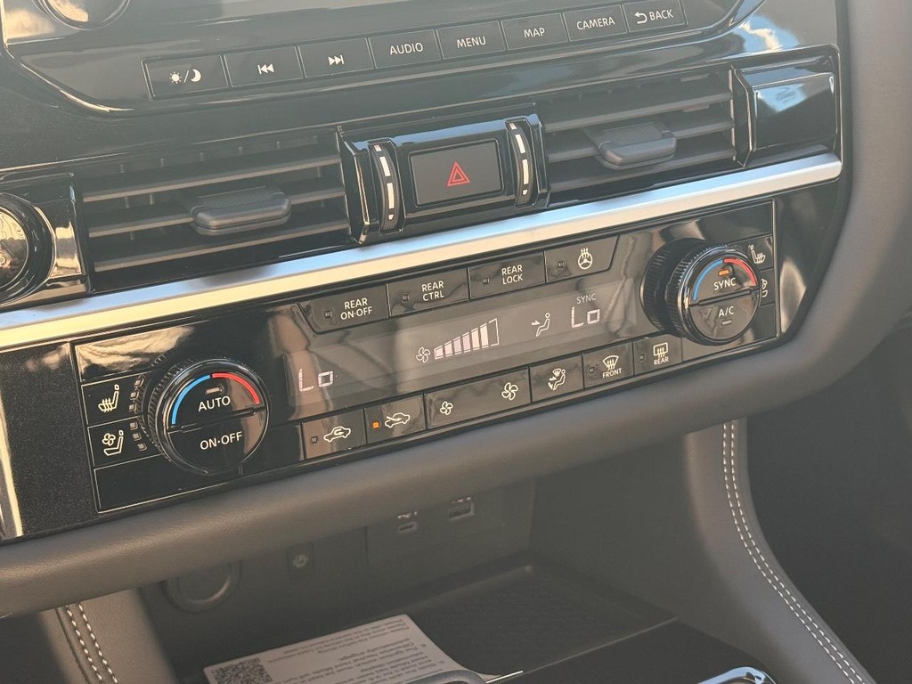 Nissan Pathfinder Vehicle Full-screen Gallery Image 09