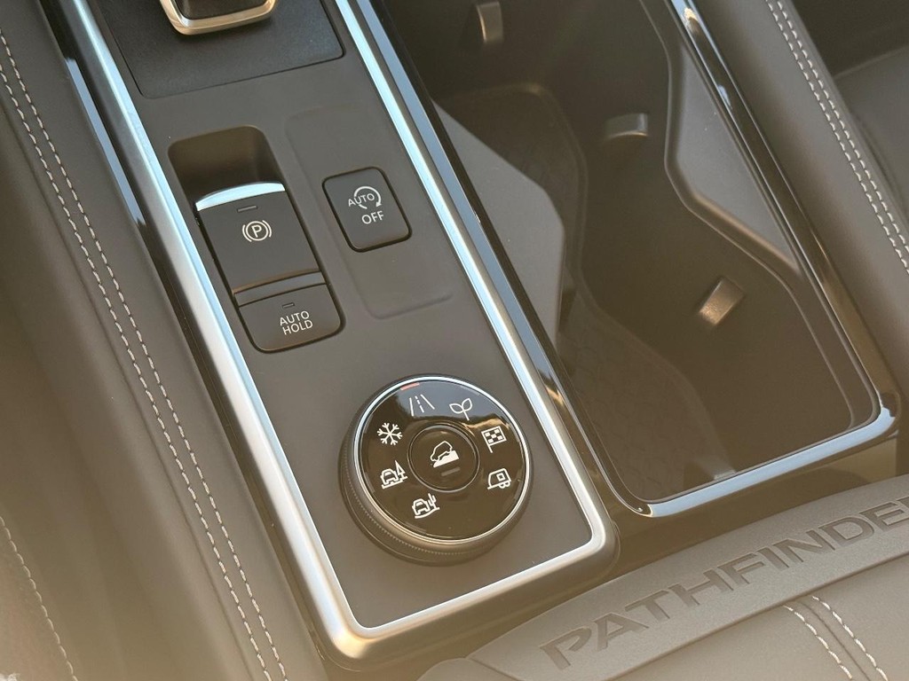Nissan Pathfinder Vehicle Full-screen Gallery Image 10