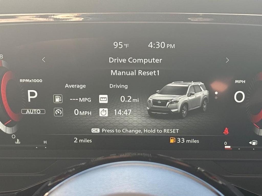 Nissan Pathfinder Vehicle Full-screen Gallery Image 11