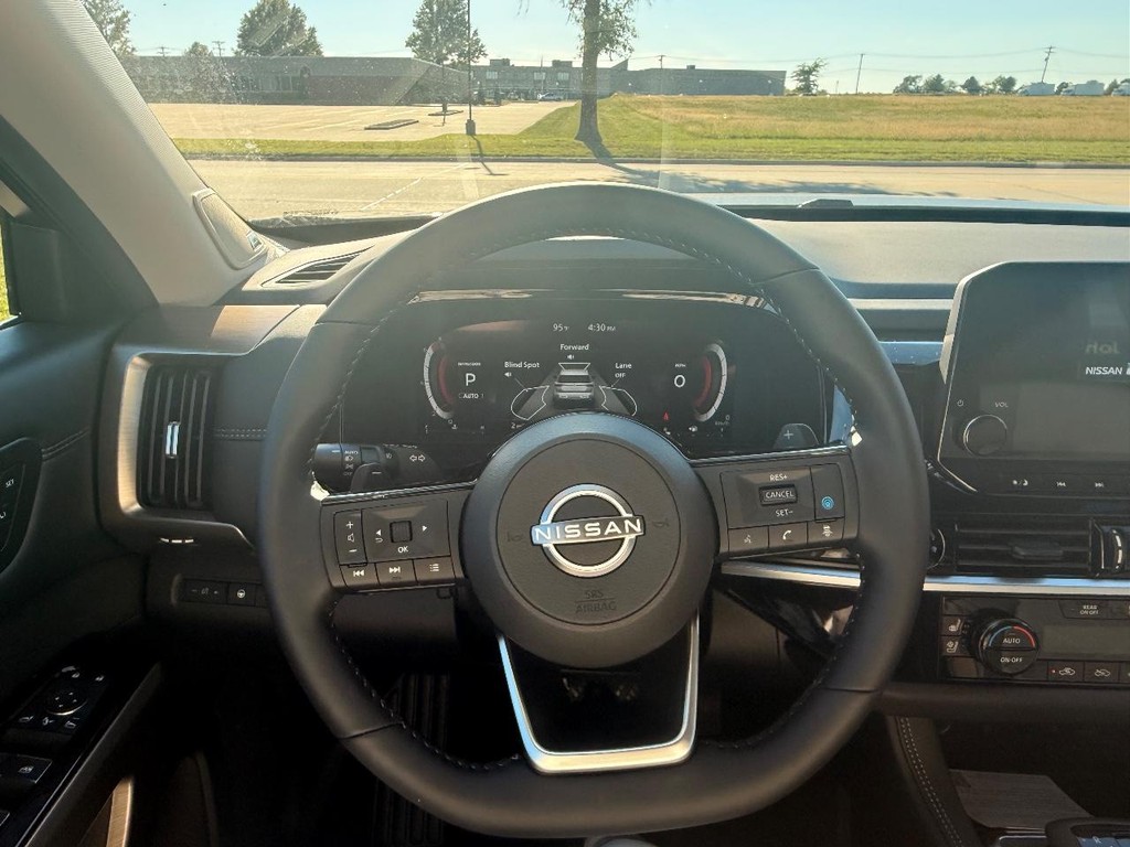 Nissan Pathfinder Vehicle Full-screen Gallery Image 12