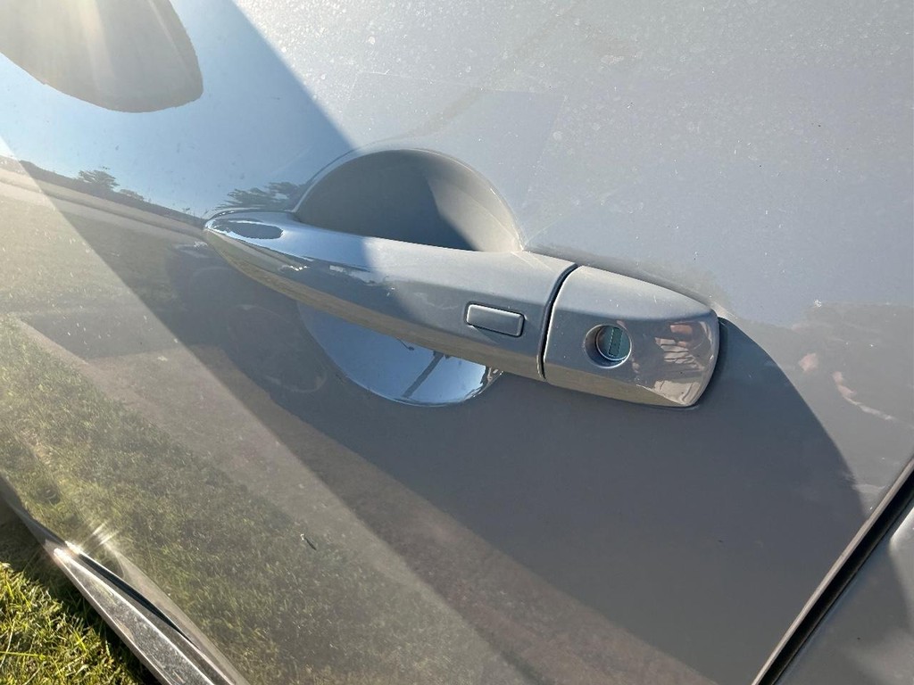 Nissan Pathfinder Vehicle Full-screen Gallery Image 15