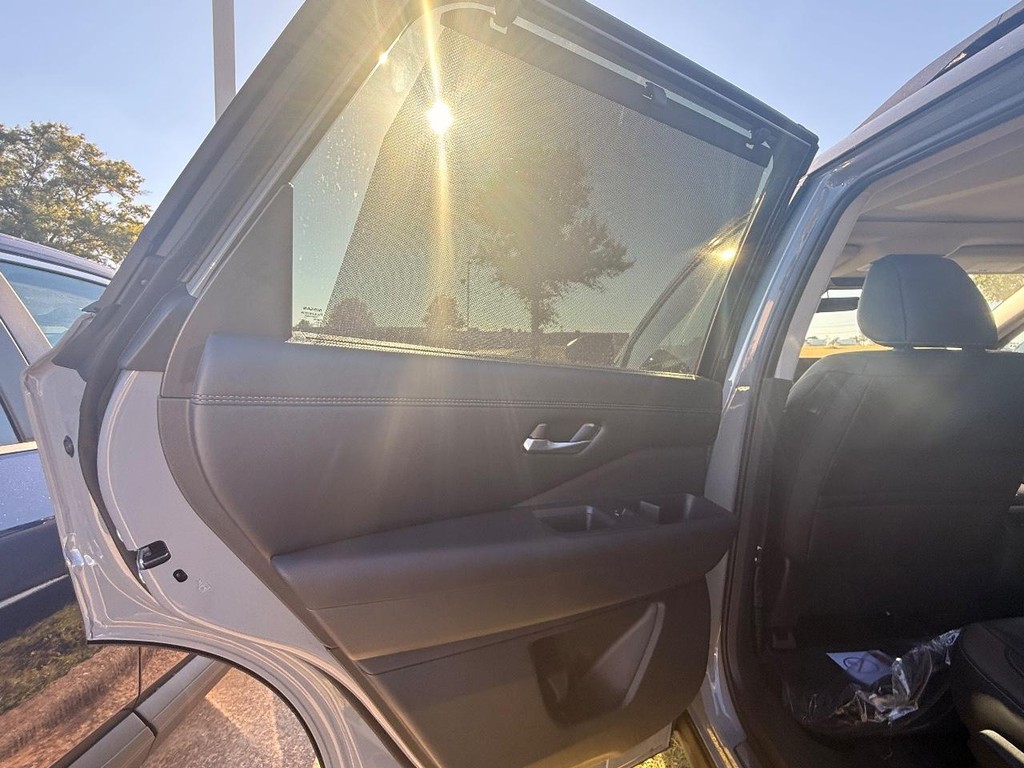 Nissan Pathfinder Vehicle Full-screen Gallery Image 16